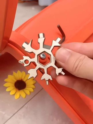 🔧【多功能雪花板手】来啦!💥 开瓶、拧螺丝、撬罐头…💪统统搞定! 小巧便携,挂钥匙扣上说走就走👜~ 防滑纹路+不锈钢材质,耐用又顺手✨! 户外露营🏕️、家庭维修🛠️、 有它,秒变生活小能手!👨🔧💡 #多功能工具 #雪花板手 #实用好物 #户外装备 #家居