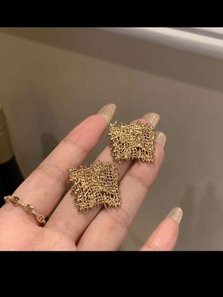 今年特别火的耳环,几何镂空耳环,这个耳环真的超级超级好看,它不像其他耳环那么重。#好物推荐#今日分享#时尚百搭