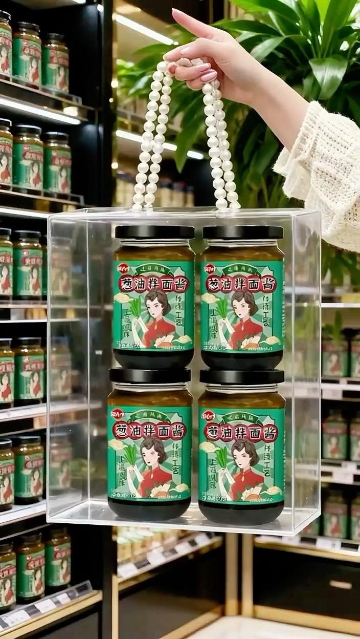 家人们,重磅福利!葱油拌面酱限时特惠!选用上等食材,经过慢火细熬,那股葱香浓郁到让人上头。 面条拌上这酱汁,每一口都裹满咸香,好吃到停不下来。  不管是上班赶时间,还是周末懒得做饭,5分钟就能搞定一顿美味葱油拌面,方便又美味。 趁现在价格给力,赶紧多囤几瓶,不然就恢复原价啦!  #葱油拌面酱 #降价 #香到舔手指 #太好吃了 #面条的n种吃法