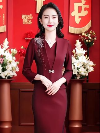 #创作灵感 #高端婚宴礼服#喜婆婆喜妈妈婚宴礼服连衣裙 #喜婆婆喜妈妈 #婚礼妈妈礼服 @DOU+小助手 一眼就爱上这款高端婚宴礼服!假两件设计很别致,红色超喜庆,特别适合喜婆婆、丈母娘在订婚、结婚等场合穿。面料质感好,剪裁得体,能很好地展现优雅气质,往婚宴现场一站,既端庄又亮眼,轻松成为焦点,为婚礼增添喜庆氛围~