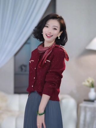 姐妹们,这一件衣服真的是太美了,它整个的纱线都是这种混彩纱,而且它是含羊毛的,穿在身上特别舒服,一点都不扎人!然后整个的领口跟下摆还有袖口全部都给大家做了这种手工的包边,细节感满满。我真的觉得这一件衣服太适合大家去拍了,赶紧冲吧姐妹们!#遮肉显瘦 #针织衫 #时尚穿搭 #毛衣穿搭