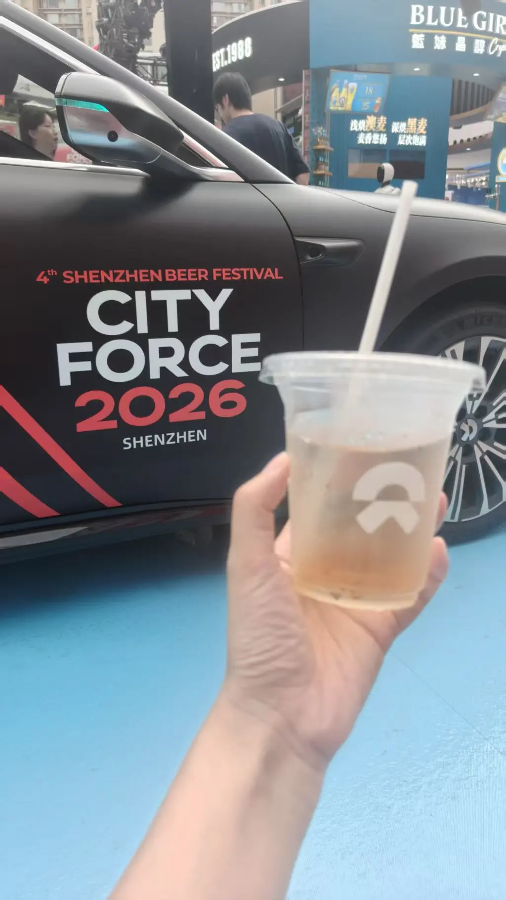 逛展偶遇超吸睛的ET5T车友涂装车,独特车身配色特别有个性, - 抖音