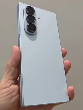 不会吧不会吧,还有人没用过三星Galaxy Z Fold7?215克轻盈机身,折叠态8.9毫米,展开仅4.2毫米 ,携带无负担。8英寸大屏,视野超震撼,多任务处理超高效。2亿像素主摄,搭配超强AI影像,随手一拍就是大片质感。搭载骁龙8至尊版处理器,性能强劲,运行流畅。#三星GalaxyZFold7 #折叠屏手机 #手机推荐