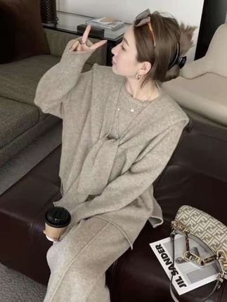 姐妹们,这套真的太显贵气了!它是这种上下分层的设计,上面是针织衫加披肩,下面是宽松阔腿裤,一整套显得人特别优雅端庄#女生必看 #今日穿搭 #高级感穿搭 #懒人必备 #简单耐看就是最好的穿搭