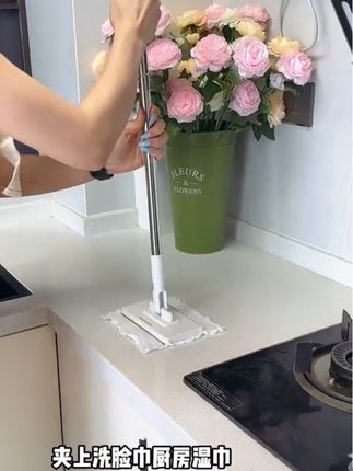 用完的抹布、洗脸巾湿巾二次利用,用这个免手洗拖把一拉一按,夹牢抹布,伸手擦不到地方用它就好使,不脏手还不用清洗,真的很方便#居家好物 #免手洗拖把