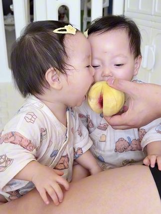 奶油竟然会说谢谢了~新技能➕☝️~#双胞胎#人类幼崽#萌娃#骗你生女儿 #可爱到爆炸💥