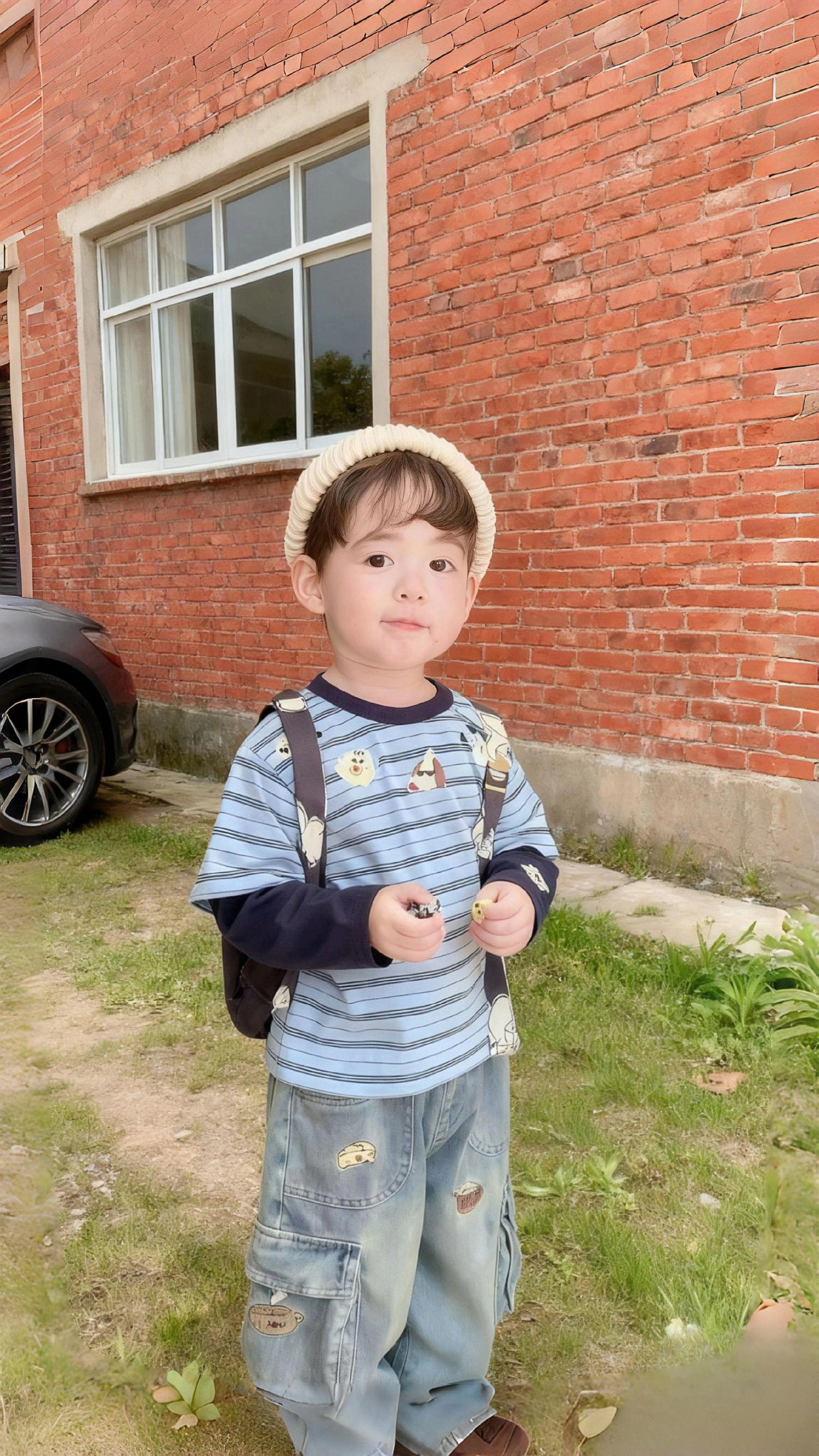 男宝秋日穿搭来啦!假二件条纹上衣超显利落,撞色设计自带帅气感,内里柔软不闷汗。搭配刺绣牛仔裤,精致图案超吸睛,裤型宽松不勒肚,外穿超合适。中小童尺码齐全,柔软面料护肤又耐穿,让娃秋日轻松穿出潮酷范儿~ #男童秋季穿搭 #中小童帅气套装 #宝宝秋装新款 #儿童条纹上衣 #男童刺绣牛仔裤