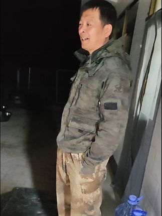 很多人都接不住真诚,一旦接触到真诚,它们反而滋生了贪婪,傲慢,人根本接受不到它本身就没有的东西,人品好的人,你给他五分真诚,他想回馈你十分,而人品不好的人,你付出的真诚只会让他膨胀,蹬鼻子上脸,他会把你当做下位者,拿捏了你,真诚的人不是傻,是良好的教养和人品的投射,他们用真诚淘汰了不同频的人,真诚才是顶级阳谋。 (温暖碎片.每段完整详情请移步黑米那里哦,) #正能量 #西北刀客