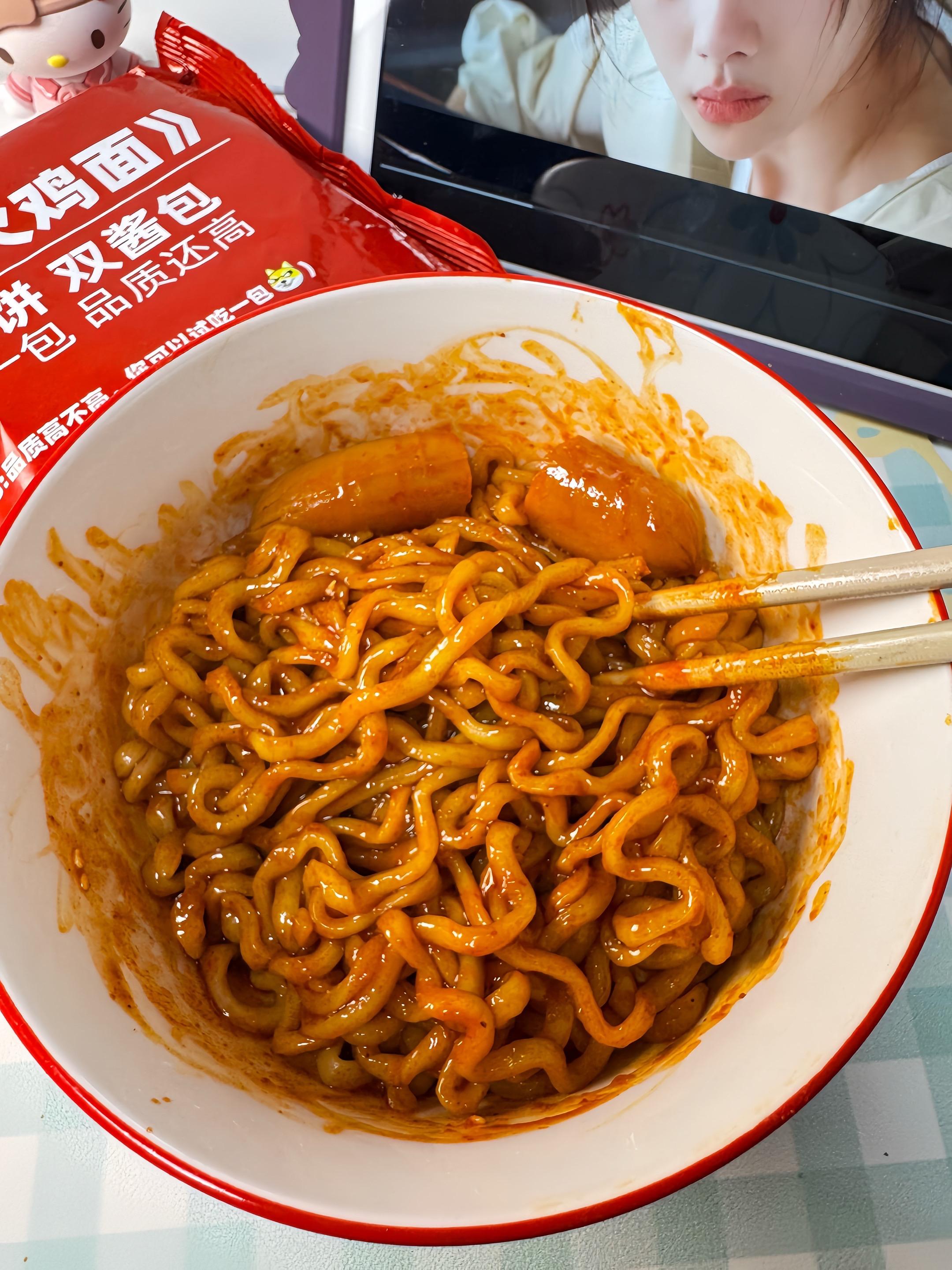我只是个爱吃火鸡面的笨蛋。泡面先生定制火鸡面,想推荐给所有人😍。最近吃它直接停不下来~ 双酱包,面条煮完超劲道,裹满辣酱的那瞬间,第一口辣到嘶哈,辣中带甜,越吃越好吃,关键是价格也很实惠,喜欢吃火鸡面的一定要冲这个~#超便宜超划算 #火鸡面 #泡面先生火鸡面测评 #速食 #灵魂宵夜