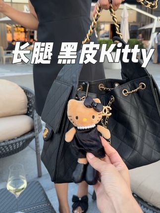 这么多的kitty里,我还是最中意黑裙子这个!奥黛丽小香即视感#hellokitty #黑皮kitty #长腿kitty #包挂件
