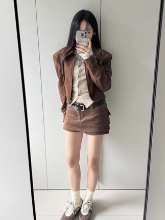 姐妹们,这套复古百搭针织短裙真的太绝了!韩版短外套、针织衫、短裙三件套,秋冬复古百搭时尚套装,上身效果超赞!#秋季套装 #外套针织衫 #外套短裙 #韩系穿搭 #少女感ootd