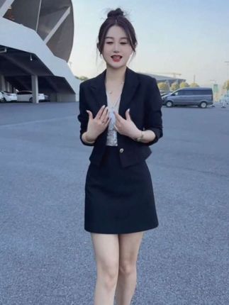 新款秋季时尚短款A版修身韩版黑色气质女装两件套装裙#女装穿搭 #减龄显瘦穿搭 #时尚套装 #早秋穿搭 #职业套装