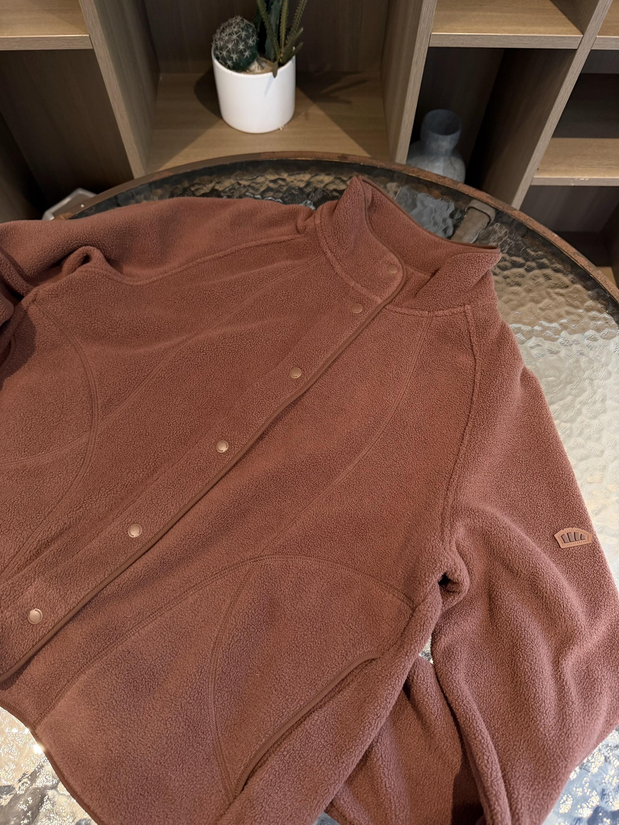 怕冷姐妹快快!蕉下的这件摇粒绒外套活动价太香了!去年299都是断色断码的,你看看现在才多少!而且它非常轻,就不像其他的很厚实,穿起来虎背熊腰的 蕉下这一款就完全不一样,它是这种非常轻盈的万粒绒,它上面的短绒也很柔软,贴服来穿也是完全不扎的,秋冬搭个小外套都特别特别暖和的,而且很蓬松,也完全不用担心闷汗啥的,这种小绿领加上它这个防风袖,就再也不用担心做风了,简直就是行走的小暖炉,并且还是做了抗静电处理了,修身干燥再也不用担心噼里啪啦的了,到深冬还可以搭羽绒服!#保暖穿搭 #蕉下#摇粒绒外套