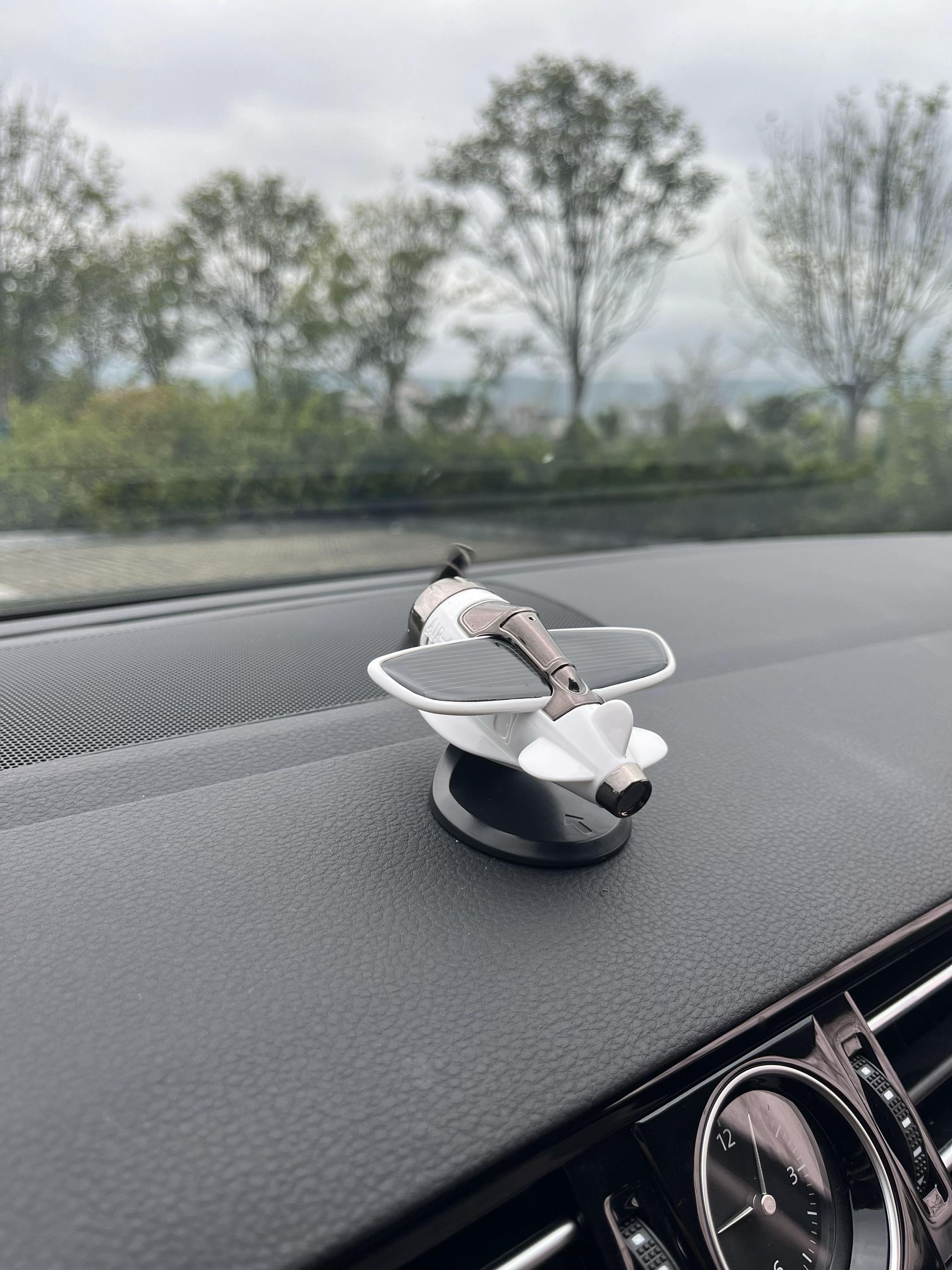 给你爱车放一个车载太阳能飞机摆件吧,小巧精致有光螺旋桨就会转动,非常有趣。#汽车好物 #好物推荐🔥 #车载摆件