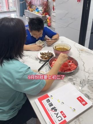 暑假余额不多了,9月上初二初三的孩子,可以安排这套物理化学秒入门,它很好的与课本衔接,把知识点变成一个个生活小现象,这样学#物理 #化学 就容易多了
