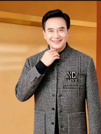 姐妹们,天气降温了,给老爸备一件这样的中老年夹克,它穿上肯定很帅气。这件夹克是专为中老年人设计的,采用了宽松版的剪裁方式,无论是胖一点,还是稍微有点肚子,都能穿得很得体,舒服。#品质男装 #男士外套 #男士穿搭 #啄木鸟品牌男装 #每日分享