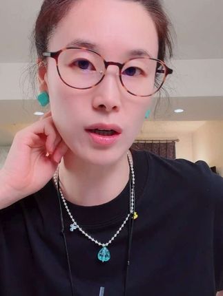 耳饰赛道文案素材 - 穿搭氛围感小心机,多巴胺方糖耳钉,925银针不易过敏,亮色耳环提亮肤色,简约百搭不挑风格,日常出门随手一戴,轻松提升穿搭精致度#耳钉 #饰品搭配不能少 #耳饰分享 #小清新耳钉
身上其他单品去橱窗搜关键词:
方糖耳环:珐琅
眼镜:素颜
俩项链:蘑菇,腊肠狗
T恤:626402
裤子:1721 - 妞姐每日新衣作品