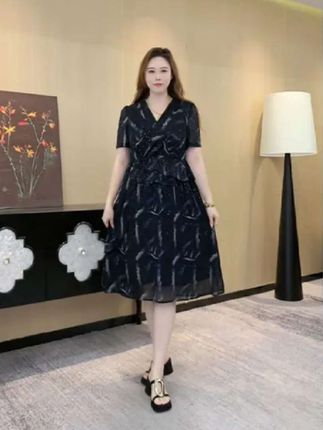 微胖女生今夏封神战袍!这件连衣裙直接焊在身上💥, ,姐妹们!挖到宝了!胖大今这款大码夏季连衣裙ZB7437,简直是为微胖女生量身定制的显瘦神器✨!, ,采用高级细闪面料,阳光下波光粼粼,轻松穿出氛围感,让你成为人群焦点。法式设计融合复古与优雅,巧妙修饰肩颈线条,搭配高腰剪裁,瞬间拉长比例,视觉显瘦10斤不是梦!立体剪裁精准遮肉,肚腩、拜拜肉统统隐形,每一处褶皱都藏着显瘦小心机。 , ,#大码女装 #夏季显瘦连衣裙 #法式复古风 #微胖女生穿搭 #时尚遮肉神器