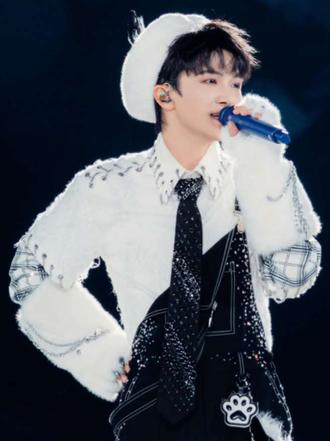 20251207「深深的」深圳站《逃开夜幕》💙💙💙
#周深2025深深的巡回演唱会 #周深深圳演唱会 #周深逃开夜幕 #随机打开一页深深的 #周深