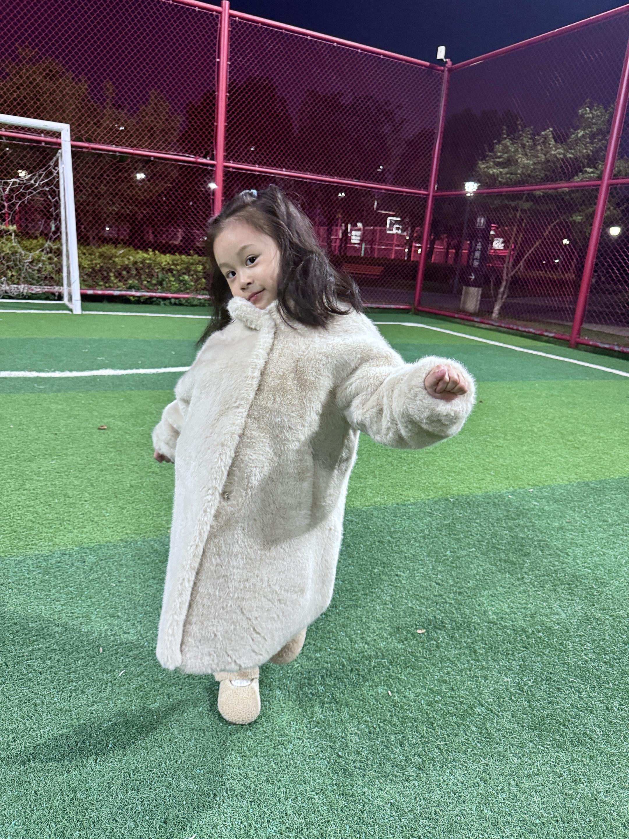 这种毛毛过膝盖的外套是最保暖最抗风的 一点都不掉毛 甚至比羽绒服还保暖 穿上去还很韩系 #女儿就是用来打扮的 #秋冬穿搭 #女童穿搭