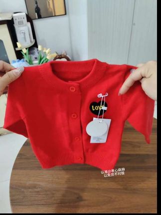 #我要上热门 哇,我家娃超喜欢的小开衫毛衣终于到货啦,这个品质和颜值我真的超满意,软软糯糯的上身巨舒服,还是百搭款,家有萌娃的妈妈们赶紧闭眼薅#开衫#开衫毛衣 #爆款热卖中 #秋冬穿搭 @大数据推荐给有需要的人 @巨量千川