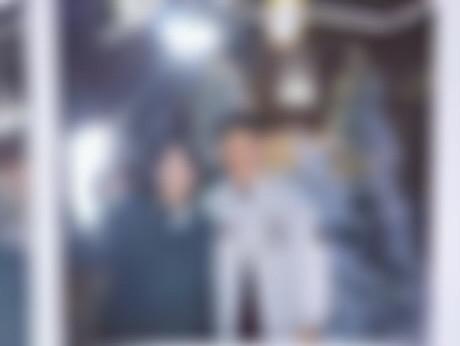 注册了一个新号来跟你告别。见字如面,亲爱的Z,如果你看到啦,请你认真地读完哦。
我的第一次恋爱是和你,我觉得这些日子是我以后最美好的回忆,谢谢你的出现,谢谢你的378天。原来真的有人在重要节日当天分手。夜里我常常盯着房顶发呆,思绪又把我拉回我们刚认识的时候——凌晨的海边,半夜的海底捞那时候的我们多好啊,说话毫无顾忌,发不完的消息、聊不完的话题,凌晨也不觉得困。我还常常和朋友炫耀,听到你的名字都会开心好久。
今天是我们分开的第182天,我不确定我还是不是你记忆中的人,只是在我的回忆中的你太好啦。以前你对我的样子,是再也没有人能给我的,也没有人对我那么好。可我如今到底是不知足。有你的日子根本没有烦心事,都是开心的。可到如今,到底是不甘心还是不舍得?我觉得两者都存在。
他们说,走出来就好了。可怎么走出来呢?我们一起吃饭旅游,一起熬夜看过凌晨初升的太阳,一起手拉手走在海边,一起跨年,嘴巴里面说着“一定要结婚呀”。晚上都要跟彼此说“我爱你”,不要因为任何问题离开对方。
我们去过海南的各大商场逛街(走啦好多好多商场),走过贵阳的黔灵山一起坐过缆车(那个台阶真是又陡又多又长的),你是一个不喜欢运动不喜欢走路的小孩我们每次一起出去玩要走很远的路我总是担心你,我说让我背着你走你又不舍得到最后旅途结束看到你疲惫不堪我又觉得很心疼。一起吃了贵阳街头很多很有名的小吃(你说你很喜欢这里)。我一直担心你会吃不习惯,到头来你最喜欢的还是酸汤火锅(你说怎么一路上都是土豆呀哈哈哈)。一起去过成都看大熊猫,唯一遗憾的是你生病了,大熊猫没看成,但也很开心(你不听话不好好吃药)。到日月湾的海边一起看了烟花散步(那时候还一起聊了好多好多,感觉有说不完的话)。去陵水吃了很有名的酸粉(我们很开心待在一块)。一起去了抚仙湖在湖边散步(在路上买了好多便宜而且很甜的蓝莓)。一起去了定安吃牛肉、去黄流吃老鸭(我们发现了一家宝藏店铺)。在云南春城我们去了斗南花市,去看了海鸥心心念念(当时你害怕鸟拉屎在你头上)。去云南临沧一个边境小城吃了当地特色(我们发现了一处宝藏之地)。在成都我们去了都江堰看了蓝眼泪,可是那时候是冬天,你不习惯冷天(就是因为这里导致我们看不了大熊猫)。我们一起去看了跨年烟花(那天晚上闹了些许不愉快,但是最后还是解决了),你买着大烧烤串过来问我吃不吃眼角都是泪水(这一天怪我没有做好攻略)——就是在跨年夜的这天,我们拍出了现在这一张照片。还有很多很多回忆根本说不完。
走在昆明的老街,我们拍了很多照片,逛了很多地方。可是我没有想到,我们的旅途到这里就中断了。我们说好要去见见姑苏的春、金陵的夏、北平的秋、威海的冬呢……就分开了。规划的一切也烟消云散了。
人生若只如初见,可人怎么可能如初见。一个人能给另一个人最好的礼物,就是时间和陪伴。可往往事与愿违——我们有太多的时间了,只是没有好好陪陪你。我们都是一个拧巴倔强的人,会一遍又一遍去推开喜欢的人,好似这样能证明些什么。
莫言老师说过:“走近一个人要慢一点,以免看不清;离开一个人要快一点,以免舍不得。”可走近一个人太难了,离开一个人更难。要经历好多好多的事,可最后还是搞砸了一切。到底是我的怯懦还是心酸?我不明白。我好像也失去了自己。我只能努力让自己变得更好,仿佛能弥补过去的不足。我只能一个人走着,一个人想着过去、想着未来,把我们之间发生的事情都想了一遍:开心的、幸福的、吵架的。常常发呆,路过我们走过的地方,会想起那段我们在一起的时光。我总和朋友说放下了,但心有嘴那么狠就好了——其实还是舍不得。我们明明那么好。
又是一年冬,去年这时我们还在讨论去哪里跨年,今年这时不知道你在什么地方。看着你给我发的最后一段话,从没想过故事的结尾会是这样的。我们曾是恋人,也是挚友。
我愈发觉的之前送你的礼物都很廉价,但是它们的价值是爱赋予的;失去了爱,它们也就没有价值了。我走走停停,故地重游的感觉,像重逢的故人,但又像陌生的旅人。你会和新的人走过我们走过的路,做我们做过的事情。我们都无法预知某个瞬间的价值,直到它成为回忆。我不知道那是我们最后一次旅行,也不知道那是我们吃过的最后一顿晚餐。如果早知道那是最后一次见面的话,我想多看看当时属于我的你。
真的就像那句话说的一样:最凶的争吵总发生在纪念日。当恶语相向的时候,都忘记了彼此对对方的好。如果我们那天心平气和地对话,那我们的故事也许就不会烂尾。异地恋我们都完胜,可惜败在了平淡的生活中。
分开的这些天,常常梦到你:梦到我们和好,梦到你过的很幸福,梦到我们相遇却彼此视而不见,梦到我们去到了我们曾经计划要去的地方。他们说,梦到一个人太多次,就决定有很大概率以后再也不见了。可我会始终记得第一次见你时的模样。可是这一生冗长,再难与你相逢,想想难免有点哽咽。既然幸福不了,我就当幸福的旁观者。
不知道你是否还记得我们的约定。
不知不觉说了这么多啦。我不能熬夜啦,我也该睡觉啦。现在是晚上11:24,祝你今晚好梦。
晚安啦,亲爱的Z。