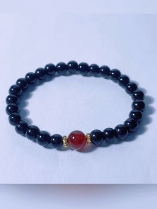 📿 当沉稳的黑撞上热烈的红,就像夜色里突然亮起的一盏灯—— ,黑色手串是低调的底气,每一颗珠子都藏着不张扬的质感,缠在腕间是日常的沉稳铠甲; ,红玛瑙是点睛的惊艳,那抹红不刺眼却够鲜活,转在指尖时,像把日子里的小确幸都揉了进去。 ,一黑一红,是克制与热烈的碰撞,是日常也能戴出的层次感。 ,抬手时的不经意,藏着属于自己的小讲究✨ ,#手串搭配 #红玛瑙 #配饰分享 #氛围感穿搭