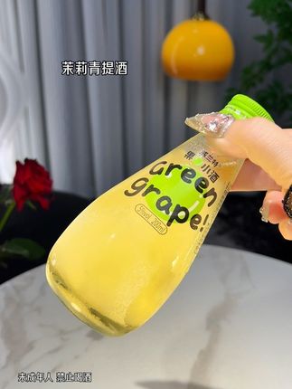 哇塞~这么漂亮的高脚酒杯居然是买果小酒送的,这个价到手8瓶不同口味的果酒,还送两个高脚酒杯,果香浓郁,口感清甜爽口不甜腻,真的巨好喝,刷到的小仙女快囤起来中秋节团聚时碰一杯#微醺快乐水 #果酒#果小酒#好喝到心花怒放 #敬自己一杯好酒