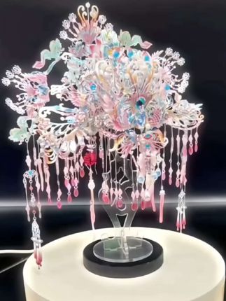 精挑细选了一份特别的新婚礼物,十里红妆霞披喜灯,寓意着红红火火,喜气连连,百事无忧,亲手制作的礼物更有意义,#送闺蜜的礼物 #十里红妆霞帔喜灯 #送闺蜜的礼物 #立体金属国风拼图