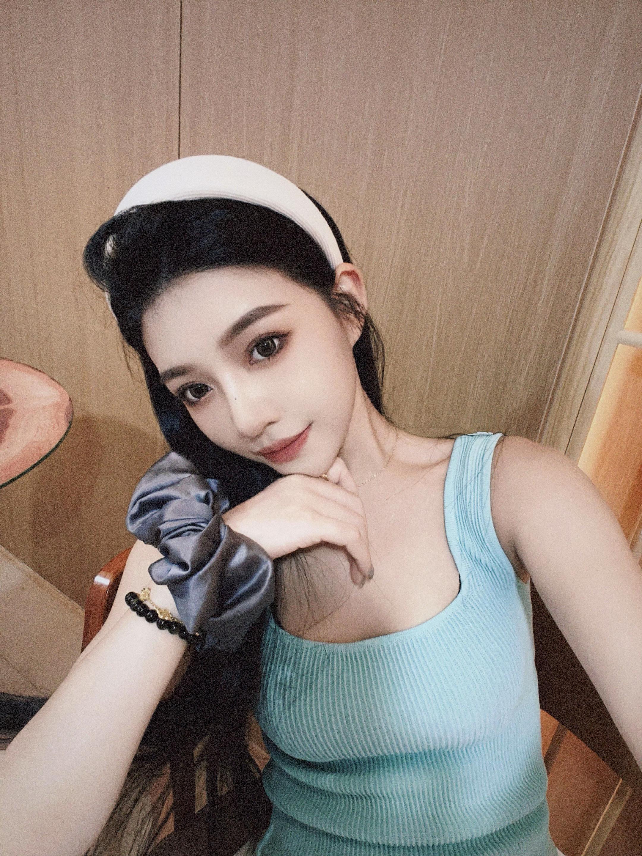 宽版发箍简简单单。#发箍 #一年四季百搭款 #高颅顶 #发箍控 #新款