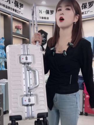 你们总说这款行李箱贵,那是你们没赶上优惠,现在价格打下来了,这质量是真的好,不怕摔、不怕造、不怕刮、不怕蹭,不管是托运还是暴力装卸都不怕了。铝合金的拉杆润滑流畅。一键按下,轻松复位,轮子也是顺滑流畅,推起来如丝般顺滑。还有这个隐藏式的杯架sb充电口,出门再也不用担心手机没电了,喜欢的家人们赶紧充吧!