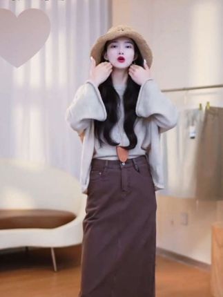 卡布奇诺丨秋季新款A字咖啡色后开叉显瘦牛仔裙,设计感女半身裙 #牛仔裙穿搭 #半身裙搭配 #秋季穿搭 #谁穿谁好看 #秋季爆款