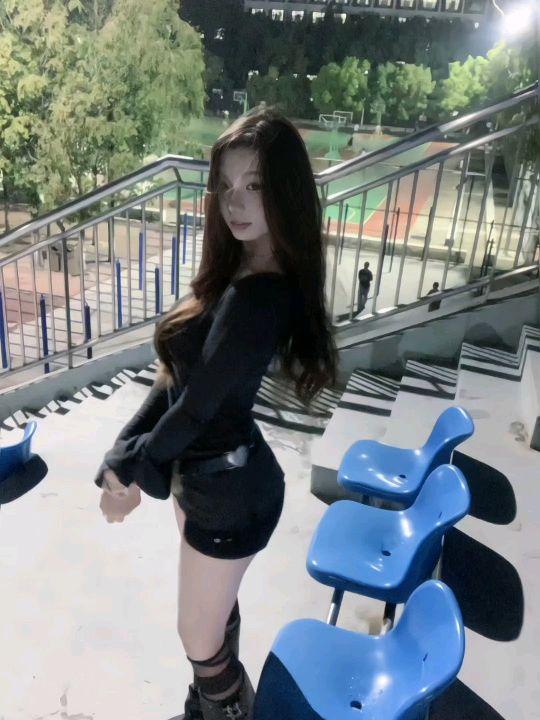 我们都不懂离别的重量 直到冷空气裹着回忆涌#摩羯 #穿搭 #辣妹穿搭 #拍照姿势 #风