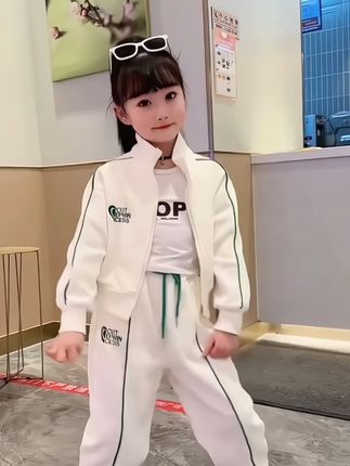 女童:/ 春秋套装2025新款6-12岁中大童洋气潮流小女孩休闲运动两件套#高品质童装 #潮酷穿搭 #网红套装女童 #运动休闲套装 #运动套装