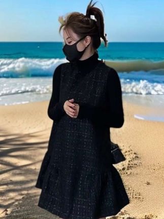 秋冬序幕拉开,这件小香风马甲连衣裙,是你不容错过的时尚臻品。 精选面料融入亮丝,恰似繁星散落,举手投足间散发迷人光泽,尽显法式浪漫。宽松剪裁是贴心的温柔守护,巧妙包容身材,悄然藏起多余肉肉,显瘦于无形。无袖设计独具巧思,为叠穿提供无限可能,内搭高领毛衣或衬衫,轻松打造层次感,适配各种场合。 穿上它,你便是优雅的代名词,在寒冷秋冬,以高贵姿态,演绎独属于你的时尚故事。#舒适穿搭 #小香风马甲连衣裙#秋季新款#遮肉显瘦#谁穿谁好看