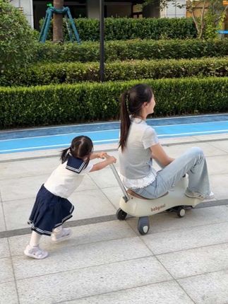 有个00后的妈妈😅多无语 小念:我妈抢我扭扭车玩!!!还要我推她 #带娃日记#00后带娃 #萌娃日常 #可爱宝宝 #扭扭车