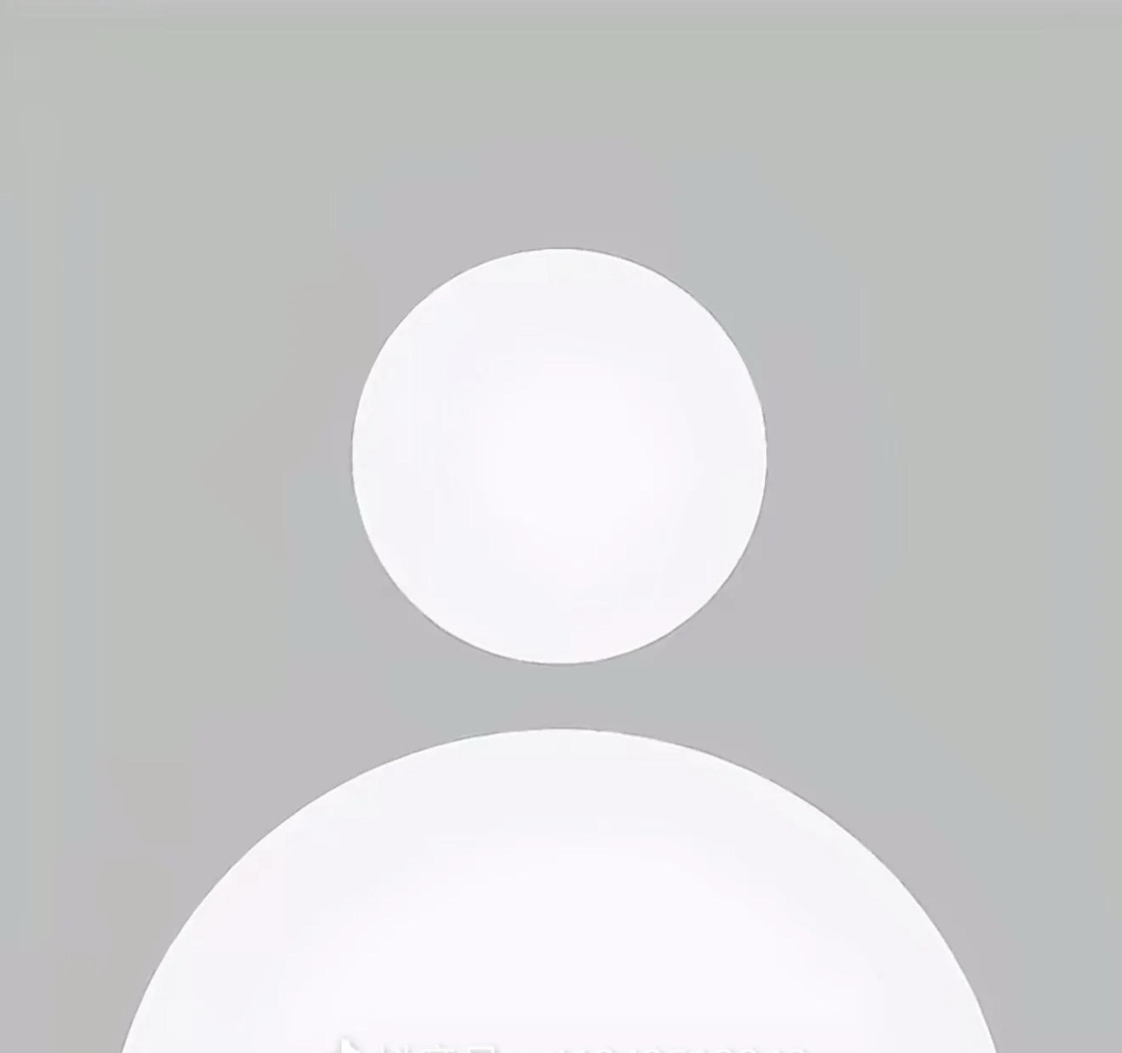 致H,这是我偷偷注册的小号,账号藏着我们在一起那天的数字。不知道你会不会偶然刷到这里,我想用这里封存我们没能走完的故事。
见字如晤,直到今天我才认识到我们好像真的结束了,分开之后我们再也没有好好说过话,想来我们确实彻底走散了。可我总恍惚觉得我们的故事不该止步于此,从前闹别扭总能和好,这次却再也跨不过隔阂。我清楚所有裂痕都是我造成的,如果当初我能早一点对你说出那句话,早一点行动,我们现在会不会还依偎在一起?我不怨你,只恨当时不懂珍惜的自己。
曾经我们无话不谈,你包容我所有坏情绪,我笃定我们能熬过所有分歧,奔赴朝夕相伴的往后。我掏心掏肺把全部温柔、偏爱和真心都交付于你,从来没有半分敷衍,满心满眼规划过有你的未来。那些一起散步、彻夜聊天、分享琐碎日常的快乐瞬间,我一刻都没有忘记。
你说不爱了,不要再联系了,好忽然,直到凌晨的时候我才发现我们这次好像真正的分开了。对不起,好像是我亲手搞砸了这段关系。
我从不后悔与你相逢,也真心感激你曾热烈爱过我。分开后才懂得,不是爱意消散,是我实在不配你的温柔。那些情话、约定和对未来的期许,就好好留在回忆里吧。谢谢你短暂陪我一程,那段踏实温暖的幸福,我会永久珍藏。永远记得初见你时,我那份毫无保留、滚烫热烈的喜欢。