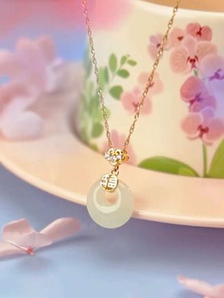 平安扣圈住浪漫,福字坠藏少女心,七夕盼与你共赴温柔长约。 #中国黄金和田玉 #福公主平安扣 #福字扣 #共赴七夕 #温柔项链