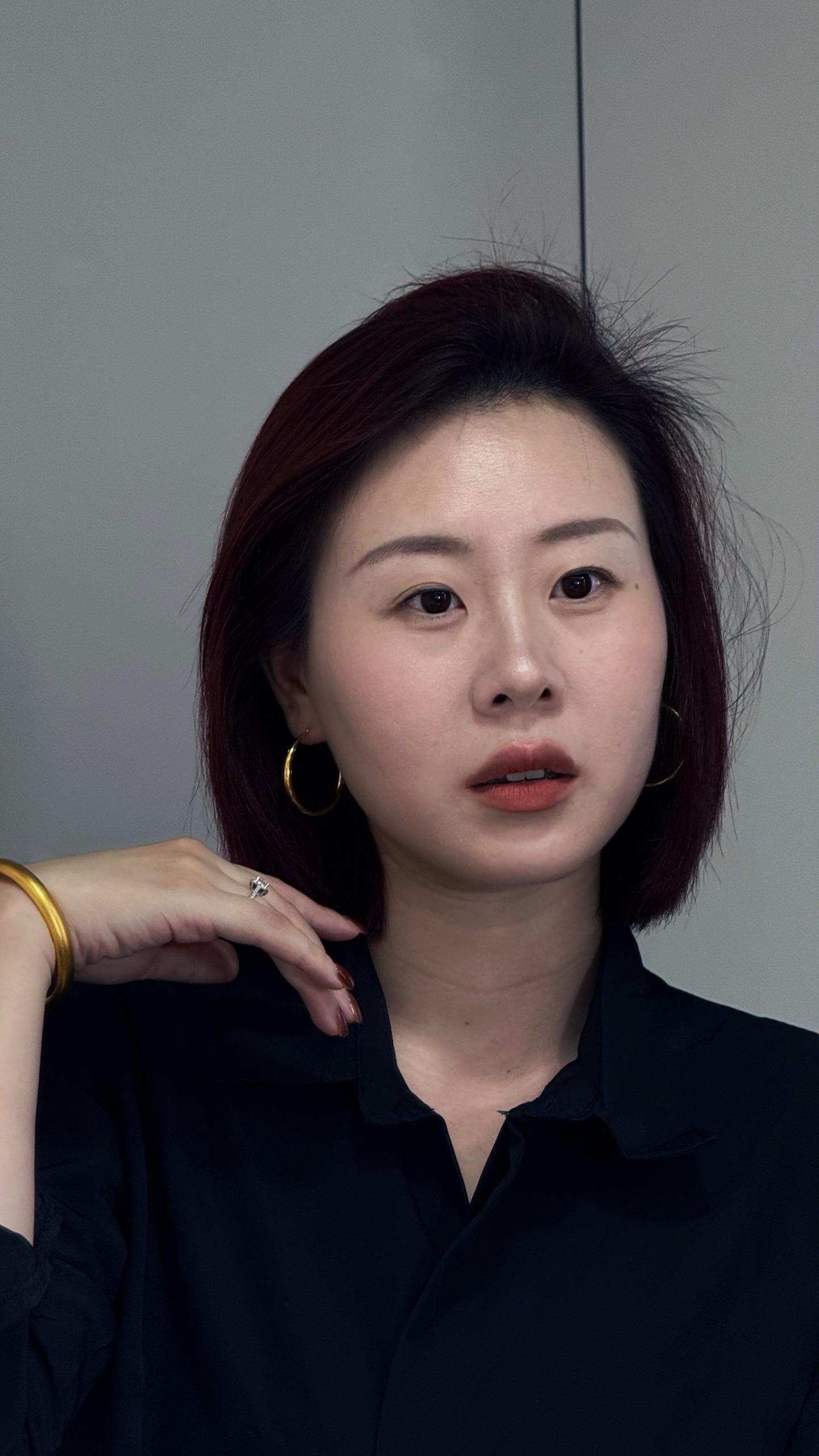 你以为和那种比你大五岁八岁的成熟男人谈恋爱他能教你很多人情世故 带你往前走吗 不 你错了 你玩不过他