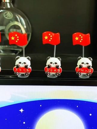 如果信仰有颜色 那一定是中国红 国庆节快到了,红旗小摆件赶紧安排起来,放在车里家里办公室都合适#创意摆件#车载摆件#国庆