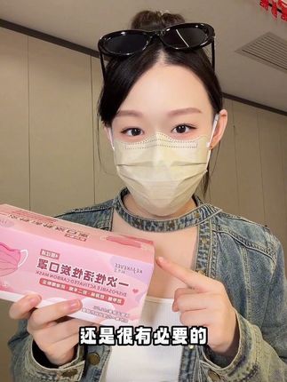 从孕早期吐到天昏地暗,到孕中期对异味敏感,这款防护口罩陪我度过了大半个孕期💖它和普通口罩不一样,专门针对孕妇设计,滤层能过滤96.5%以上的甲醛和二手烟。 戴起来像给鼻子装了个 “净化器”,办公室装修味重的时候全靠它续命!材质柔软亲肤,不会摩擦孕吐后的敏感肌肤。性价比超高,孕期需要长期防护的姐妹闭眼入不亏~#口罩 #防护口罩 #孕妇 #孕妇口罩