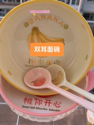 终于找到这种好看的汤碗了,10来块就到手“两个”每个碗都带有不同的水果图案,搭配的还有勺子自带双耳设计,端拿不烫手。还可以进微波炉洗碗机,平时装点水果面条,装点炒菜也很合适,刷到闭眼入。#好物推荐🔥 #汤碗面碗