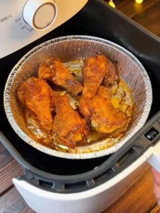 家里有空气炸锅的,又不想刷锅的,这个锡纸盘一定要备上,烤食物的时候直接垫在下面,不仅导热速度快,熟的也均匀,关键烤完锅里也是干干净净的,再也不用刷盘子刷碗了#dou上热门 #空气炸锅锡纸盘 #厨房好物 #好物推荐🔥 #好东西一起分享