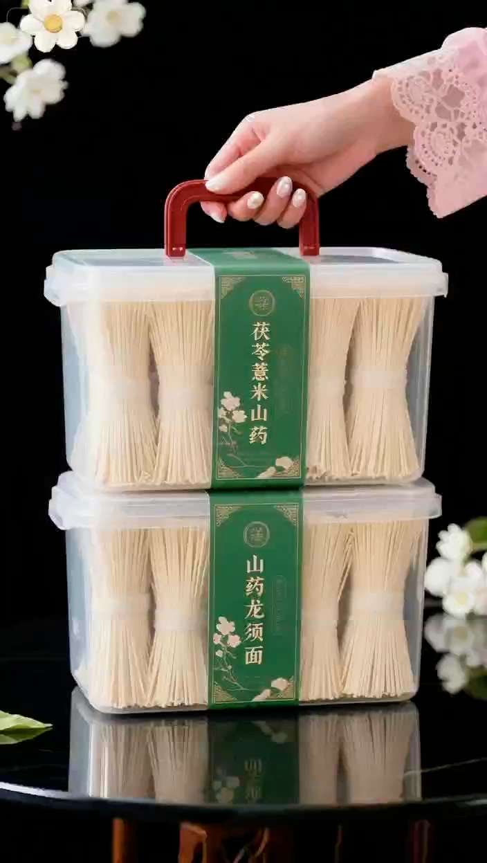 早餐选这碗面,营养省心还养身! 早起犯懒不想折腾早餐?试试这袋薏米茯苓山药龙须面,让你多睡十分钟还能吃好!精选山药、薏米、茯苓与优质小麦黄金配比,传统工艺揉制,煮后面条爽滑筋道,一口咬下去满是自然食材的清香。 透明包装袋肉眼可见面条细腻无杂质,配料表干净到老人孩子都能安心吃。500克大包装,一次抓一把,搭配个溏心蛋、小把青菜,快手早餐几分钟就能端上桌;要是晚餐想吃得清淡些,它也能快速出锅,省时又营养。 现在囤货正划算,家里备几袋,每天不用纠结吃啥,简单一煮就是顿健康养身餐,吃得放心又满足!#早餐推荐 #养生面条 #快手美食 #囤货必入 #面食爱好者