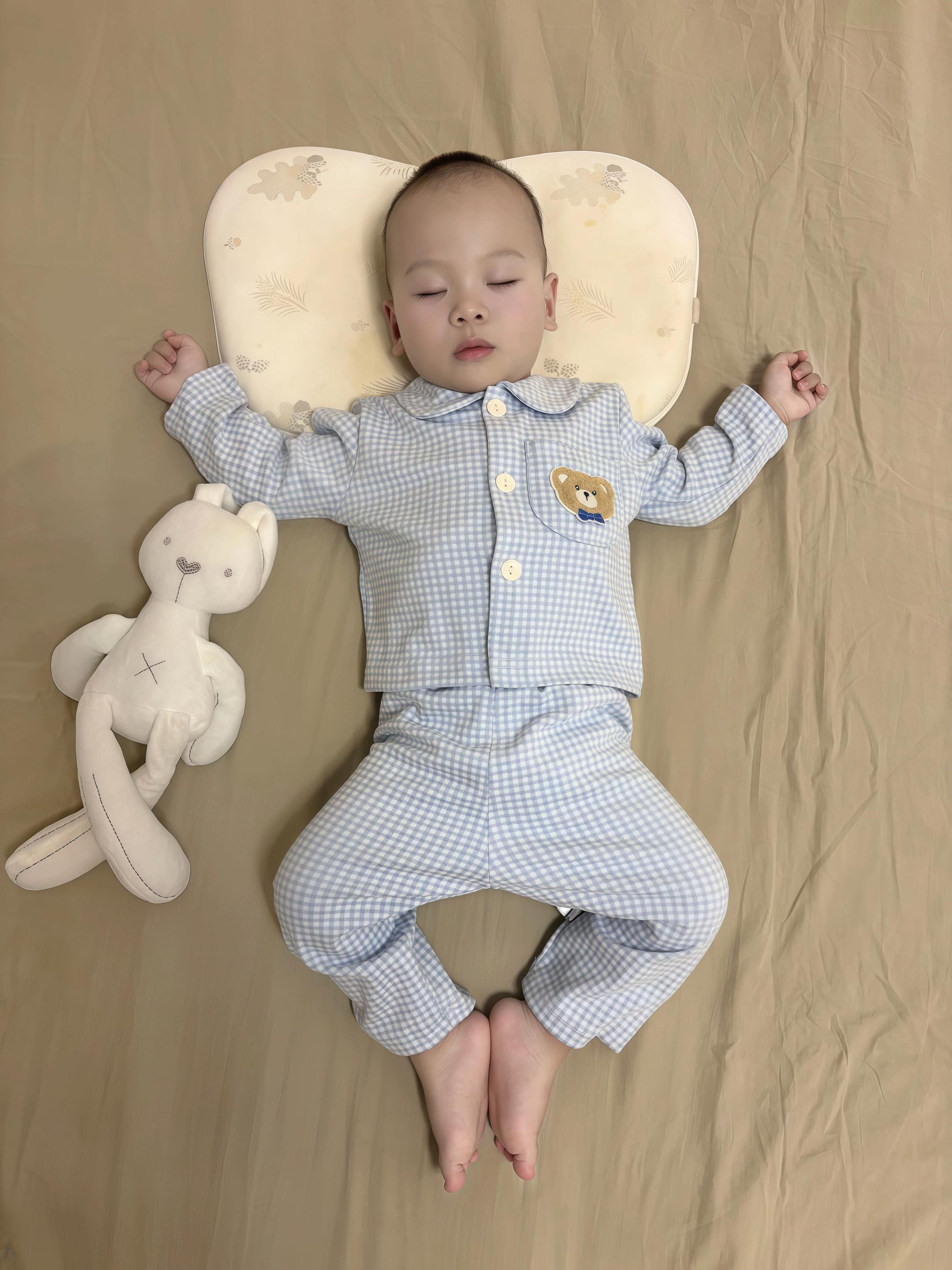 看着你一天一天的长大,似乎忘了曾经我也是个爱美的姑娘生活的重心就是围绕着自己转当了妈后,不得不承认失去了自己,每个人好像都有喘息的时间做回自己,妈妈却无法逃避生理和心理的改变 疲惫和焦虑总会在某个瞬间卷土重来 我经常想还能恢复到生娃之前的状态吗#宝妈情感共鸣 #带娃 #有娃后的生活 #宝宝家居服 #宝宝睡衣