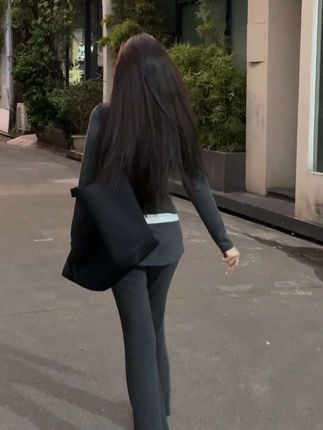 越简单越高级#简约风穿搭真是yyds #时髦精的ootd #秋冬氛围感穿搭