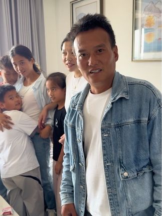 家人们我们到家了,几个孩子抱着妈妈不舍得放手,心里说不出来的滋味,下午打算看看婷婷的爸爸,看看嫂子,在我难得时候帮助我的人,我小东此生不忘,谢谢家人们了。