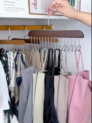 家里的吊带内衣丝袜等不好收纳,可以用这样的#多功能实木挂钩衣架 收纳整齐,拿取很方便#多功能波浪衣架 #收纳整理 #实木吊带衣架 #木质衣架