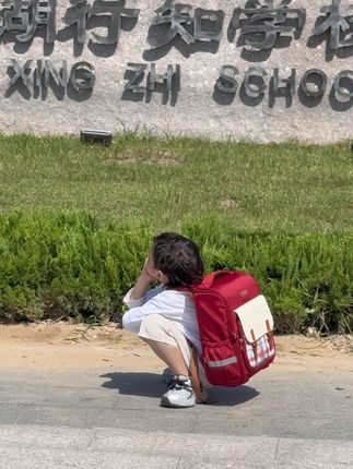 上了一周的小学了 放学不赶紧回家是有什么心事吗?