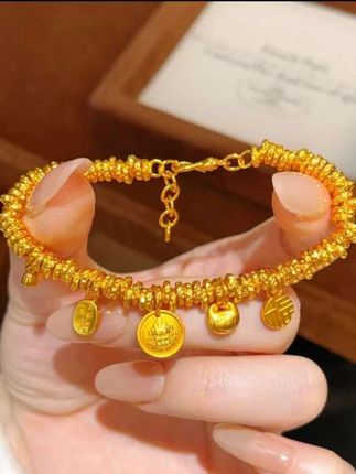 手链赛道文案素材 - 这款福字黄财财盘缠手链太吸睛啦!金色链条搭配多款精致吊坠,时尚又贵气,日常佩戴超合适!#礼物 #手链 #手串 #招财 #小胖福 - 无瑕饰品作品